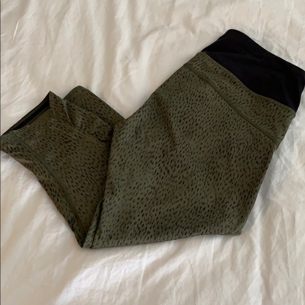 Lululemon spotted cropped leggings